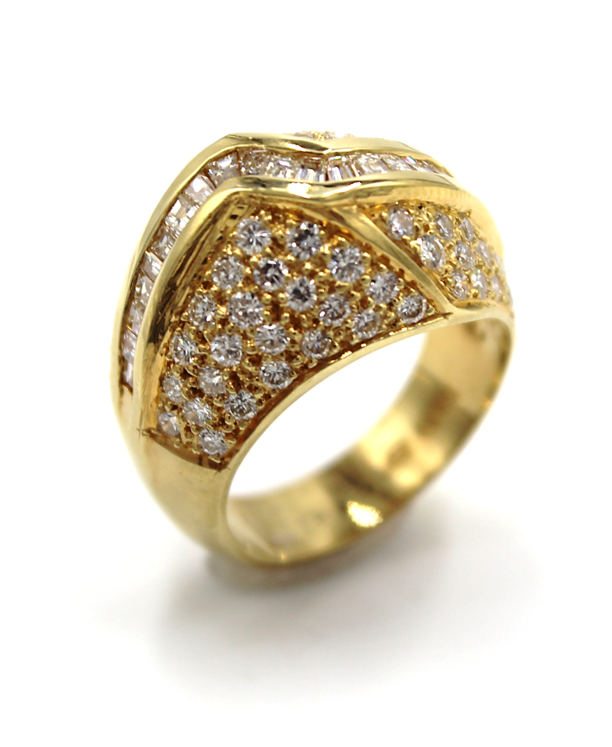 Vintage Diamond Ring Set in 18K Yellow Gold with 1.90 Carats of Diamonds