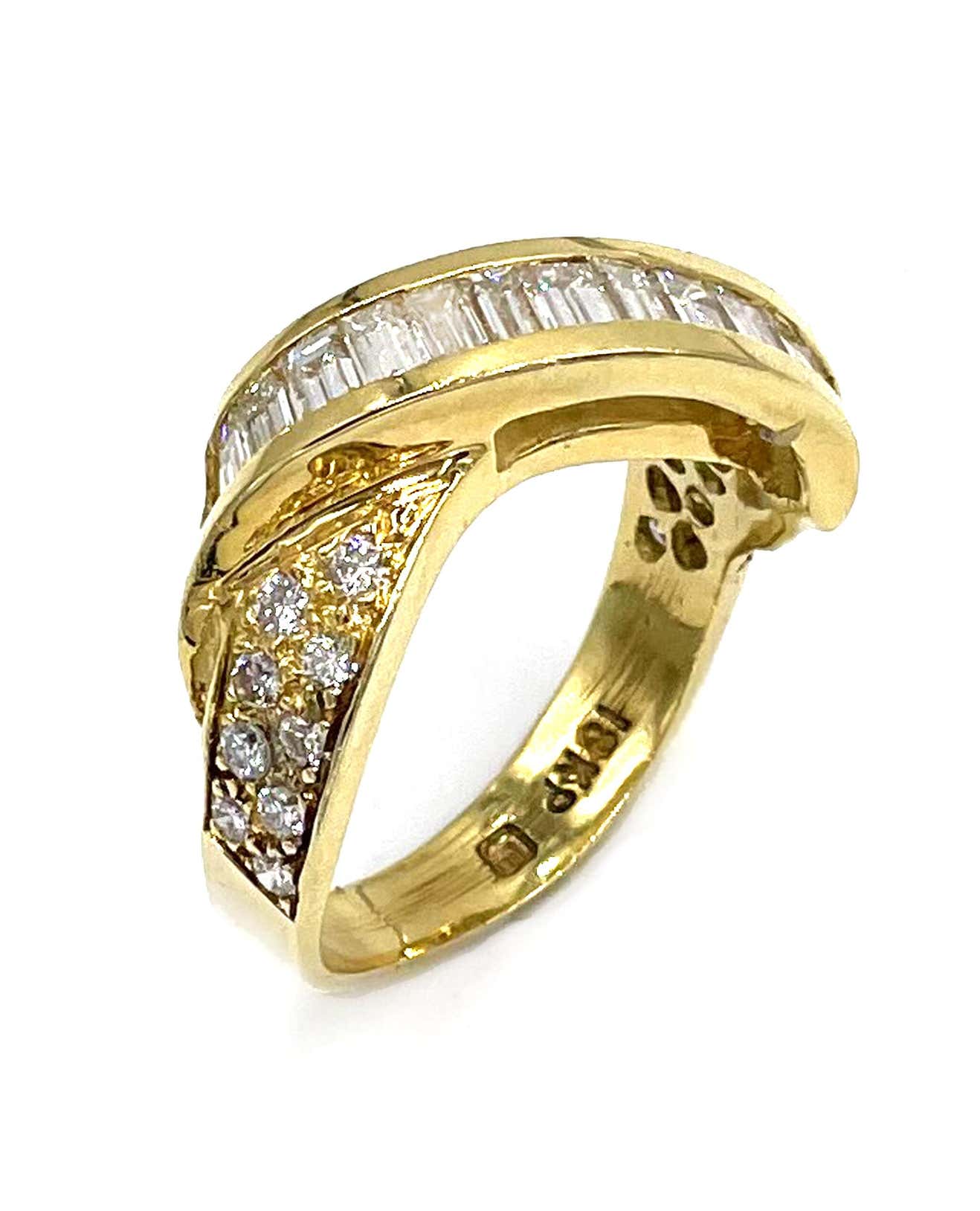 Vintage Overlapping Baguette and Round Diamond Ring in 18K Yellow Gold
