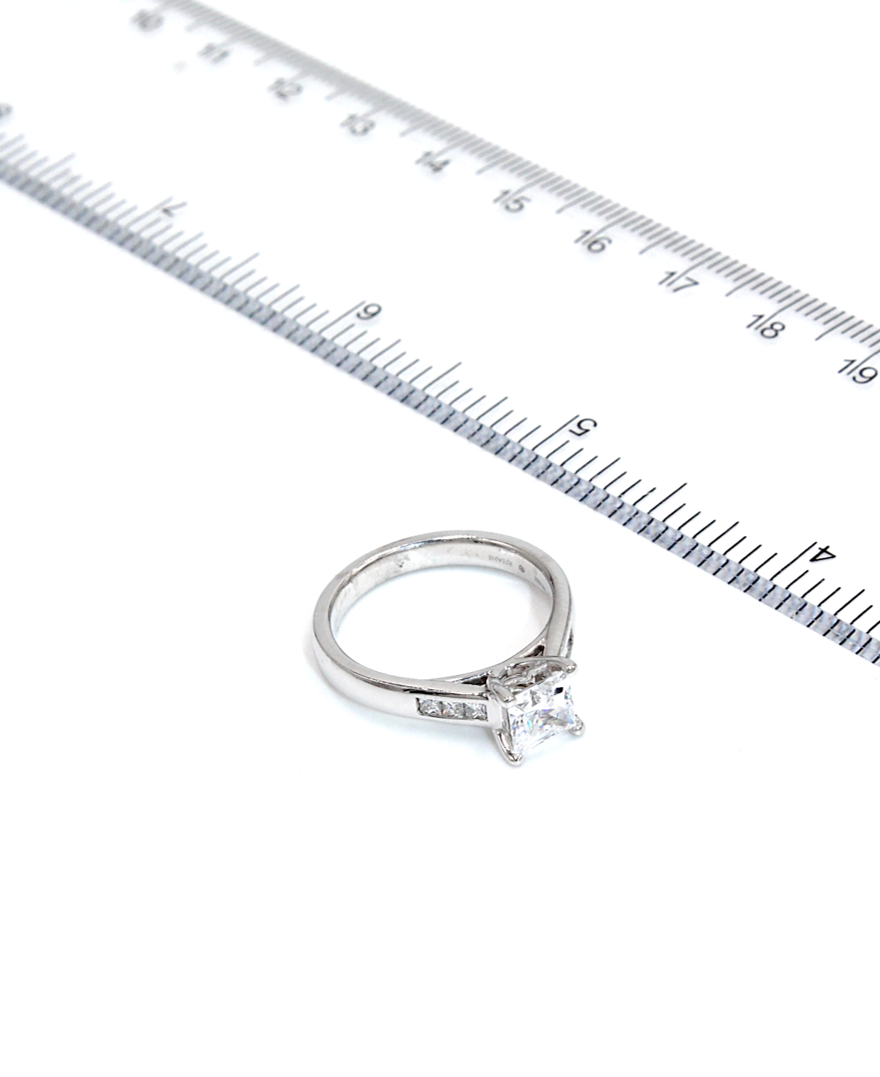 Ritani 1PCZ1193 Classic Collection Princess Cut Engagement Ring Setting for 5.5 Millimeter Princess Cut Stone