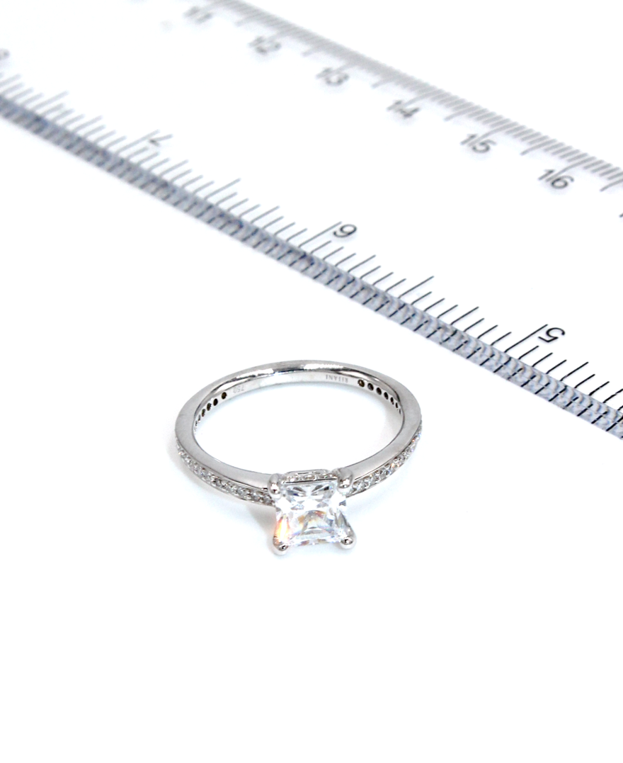 Ritani 1PCZ1966 18K White Gold Classic Princess Cut Engagement Ring Setting for 5.5 Millimeter Center Stone