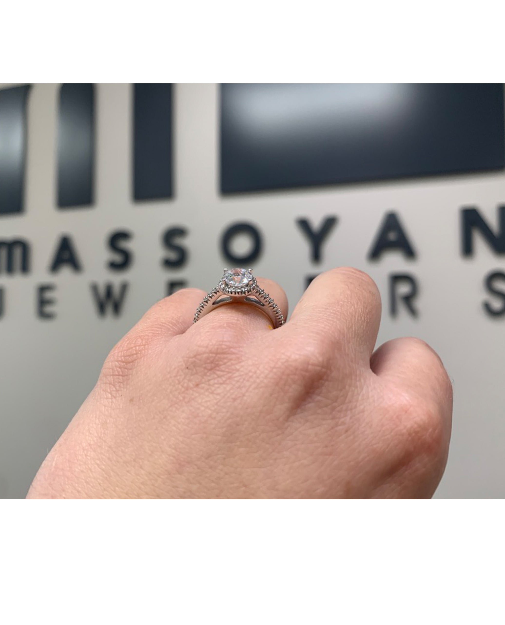 Ritani 1RZ3705 Bella Vita 18K Halo Engagement Ring Setting for 6.5 Millimeter Round Center Stone