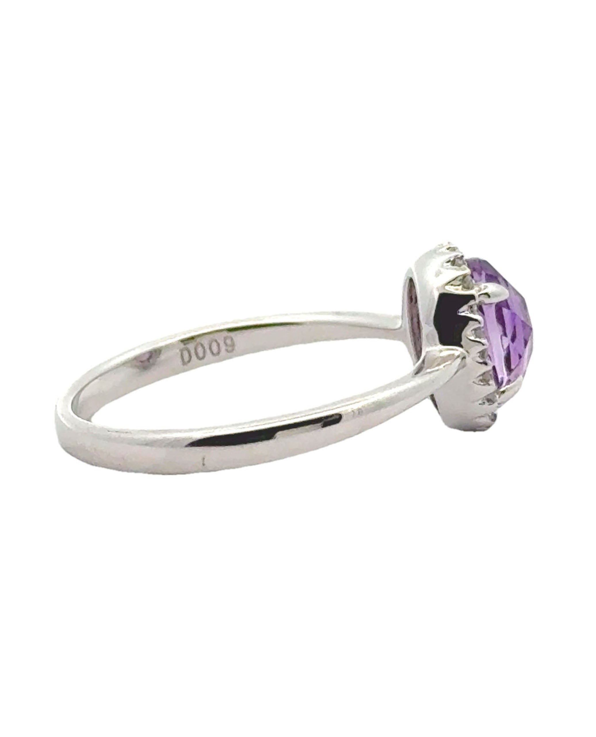18K White Gold Ring With Oval Amethyst
