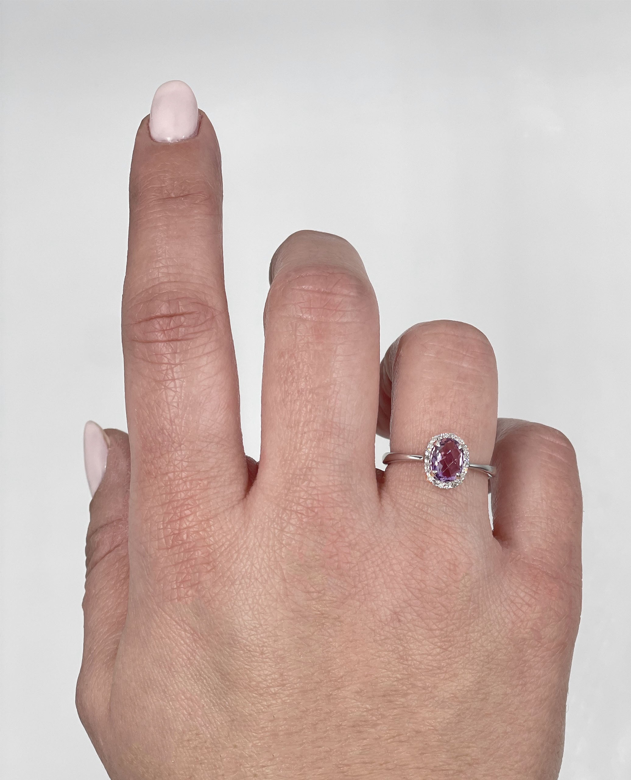 18K White Gold Ring With Oval Amethyst