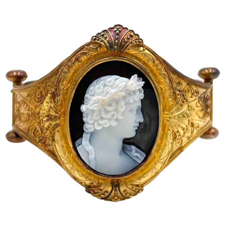 Pre-owned Antique Lady's 18K Yellow Gold Hard Stone Cameo Hinged Bangle Bracelet