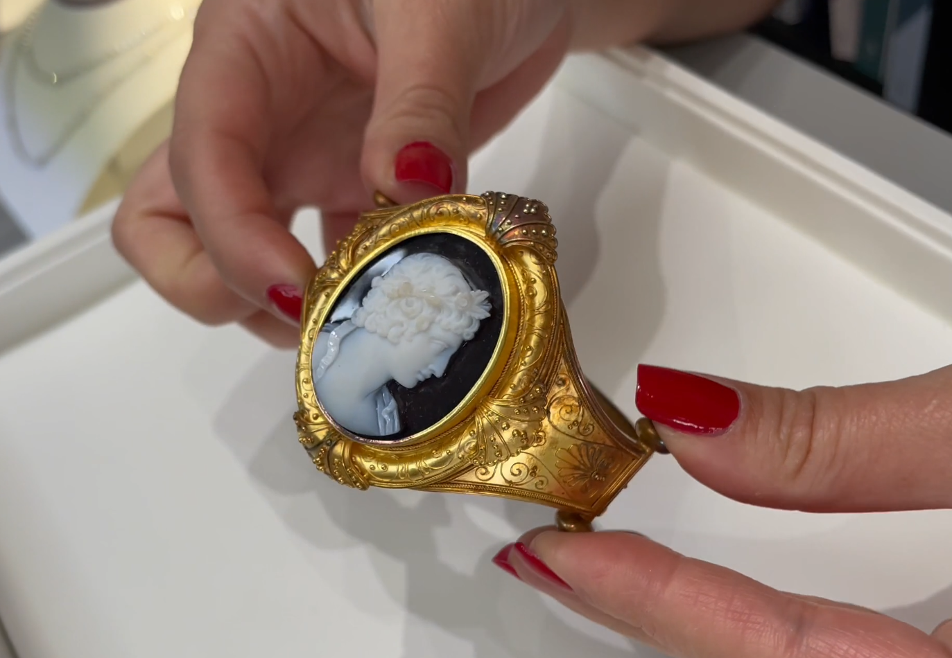 Pre-owned Antique Lady's 18K Yellow Gold Hard Stone Cameo Hinged Bangle Bracelet