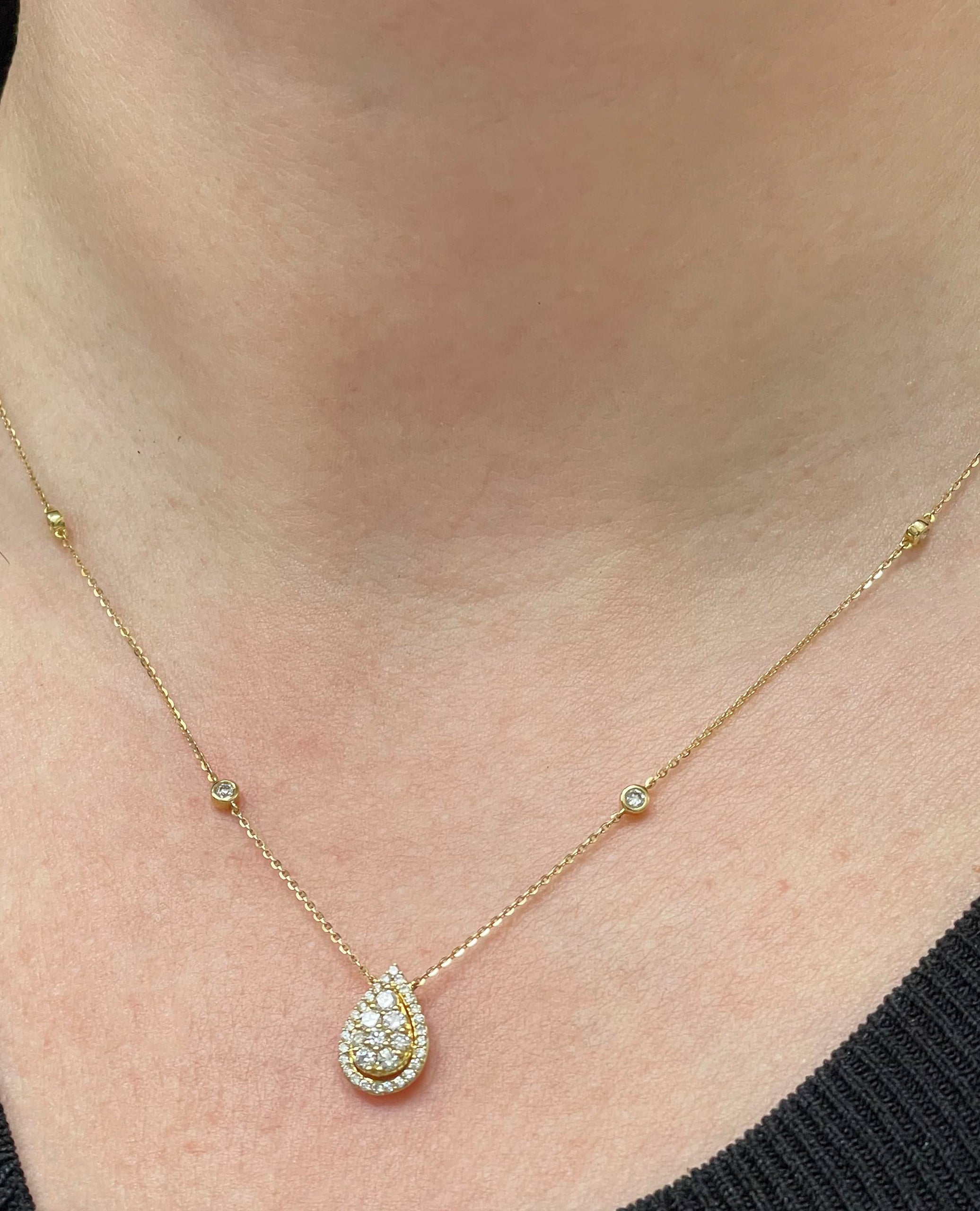 18K Yellow Gold Pear Shaped Necklace with Diamonds