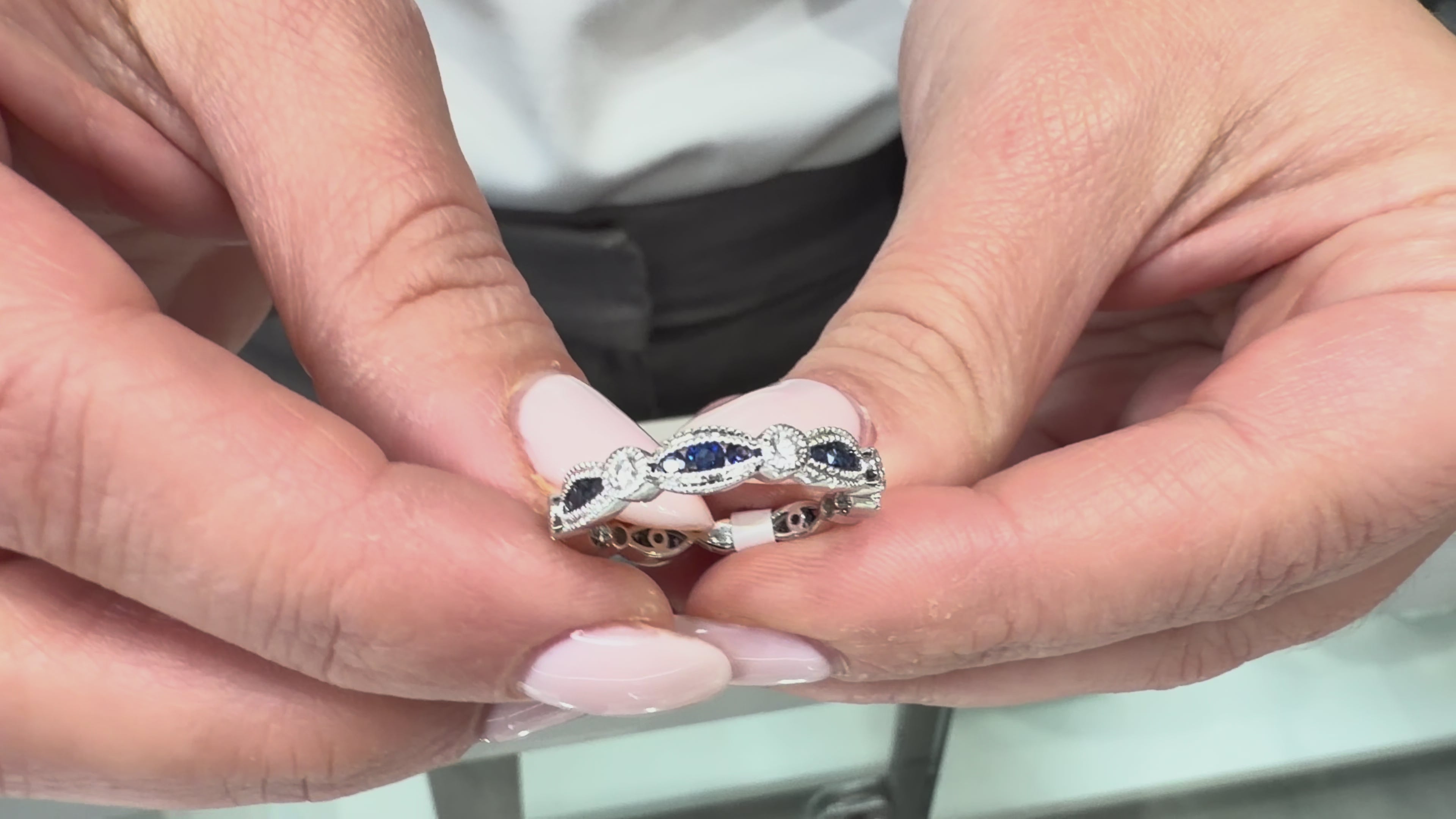 載入影片: 14K White Gold Sapphire and Diamond Ring