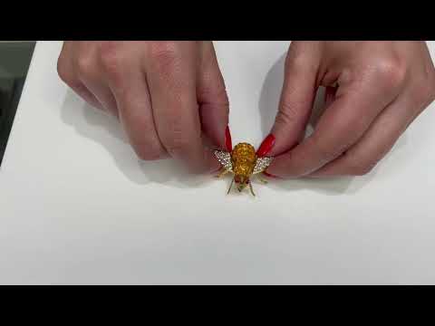 載入影片: Pre-owned Beautiful 18K Yellow Gold Sapphire Bee Pin