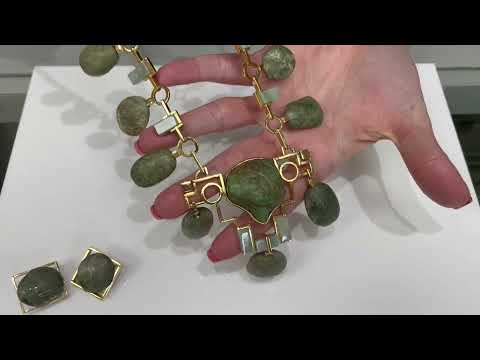 載入影片: Pre-owned Vintage One of a Kind 18K Yellow Gold "Pebble" Jade Necklace