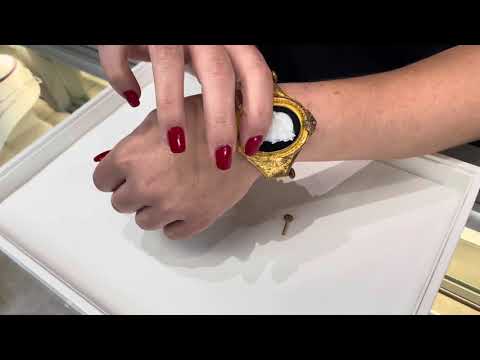 載入影片: Pre-owned Antique Lady's 18K Yellow Gold Hard Stone Cameo Hinged Bangle Bracelet