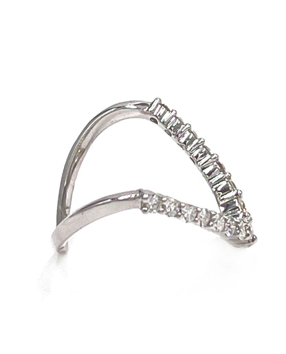 18K White Gold "V" Shape Diamond Ring