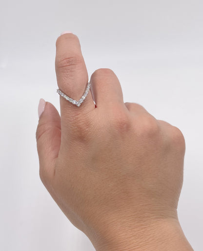 18K White Gold "V" Shape Diamond Ring
