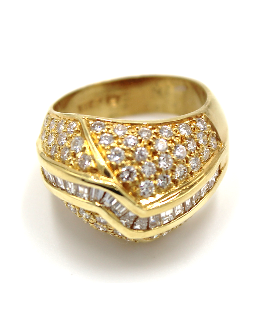 Vintage Diamond Ring Set in 18K Yellow Gold with 1.90 Carats of Diamonds