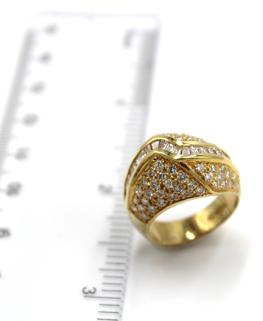 Vintage Diamond Ring Set in 18K Yellow Gold with 1.90 Carats of Diamonds