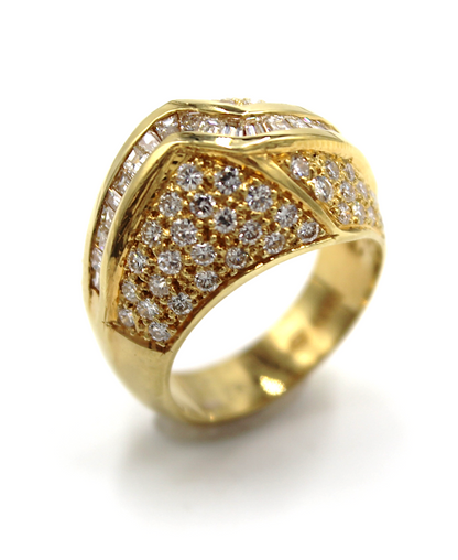 Vintage Diamond Ring Set in 18K Yellow Gold with 1.90 Carats of Diamonds