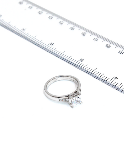 Ritani 1PCZ1193 Classic Collection Princess Cut Engagement Ring Setting for 5.5 Millimeter Princess Cut Stone