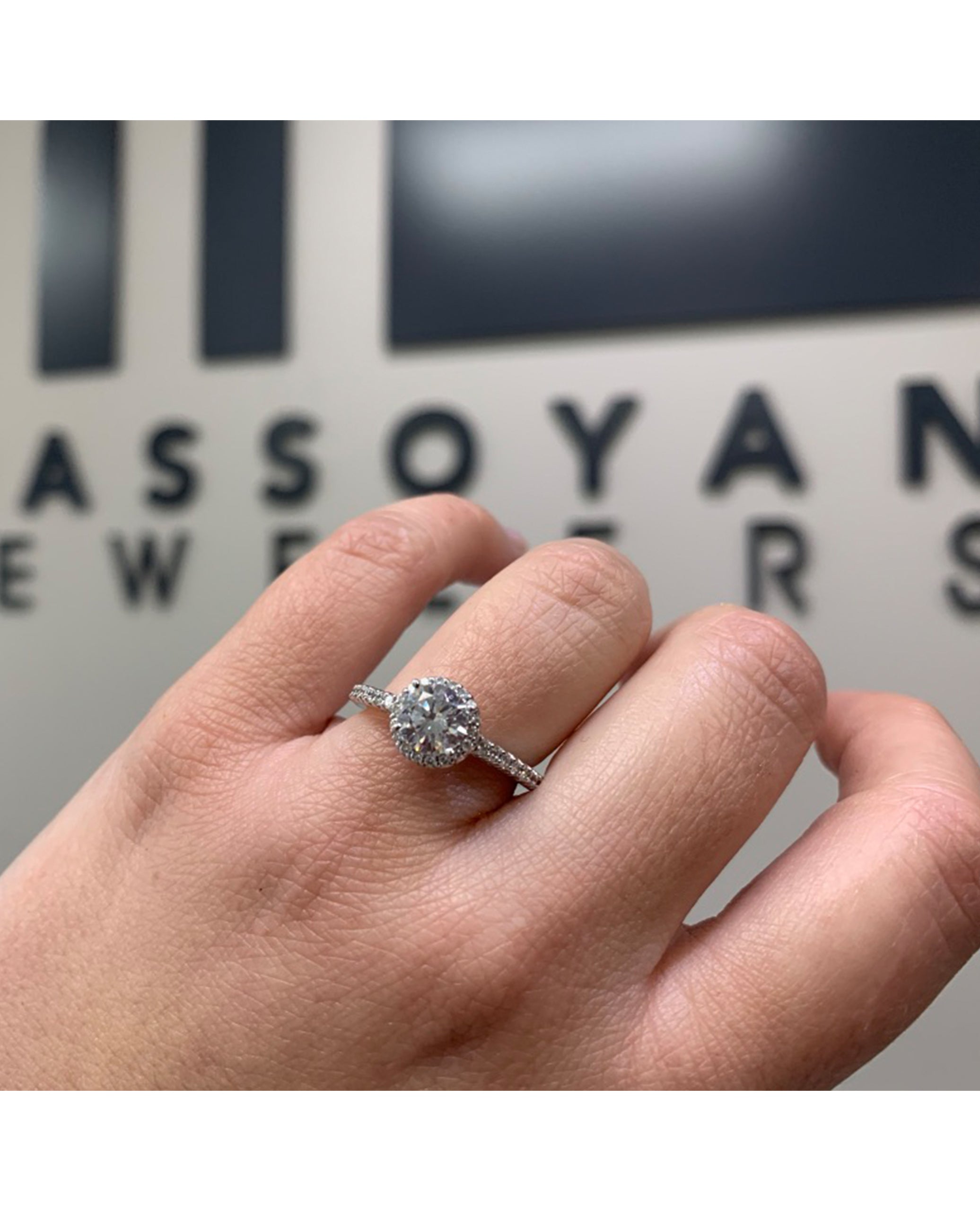 Ritani 1RZ3705 Bella Vita 18K Halo Engagement Ring Setting for 6.5 Millimeter Round Center Stone