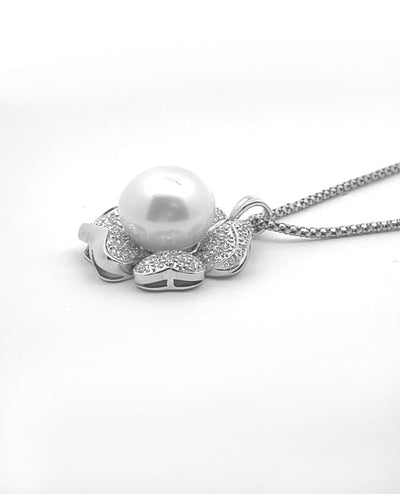 White Gold Flower Pendant Necklace with South Sea Pearl