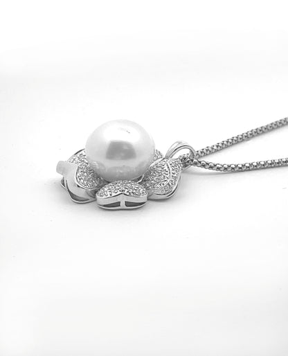 White Gold Flower Pendant Necklace with South Sea Pearl