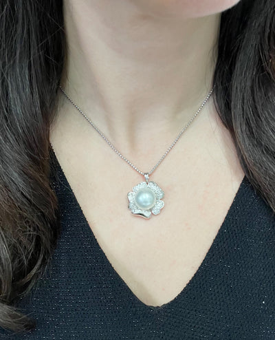 White Gold Flower Pendant Necklace with South Sea Pearl