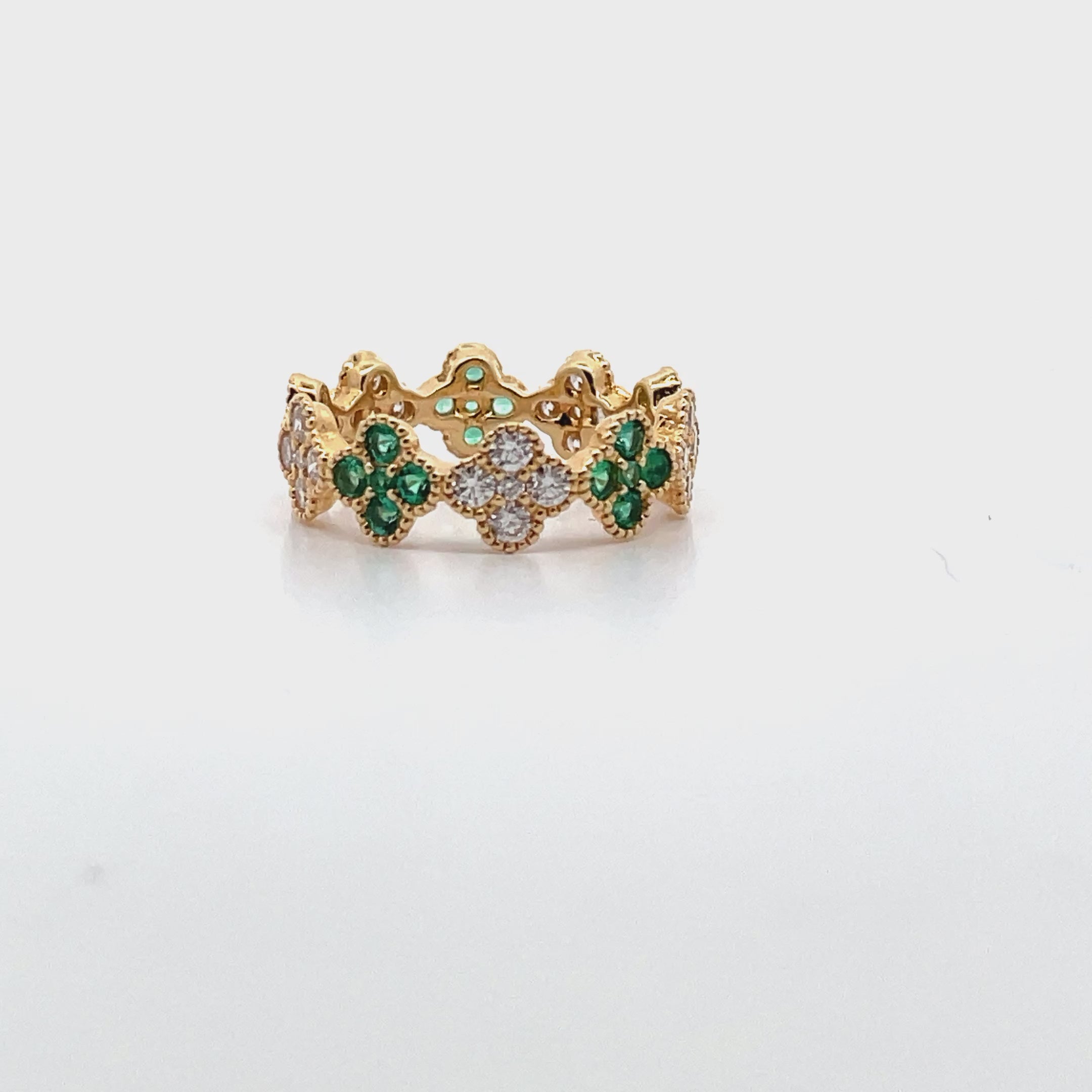 載入影片： 18K Yellow Gold 0.83 Carat Diamond &amp; 0.56 carat Emerald Quatrefoil Ring