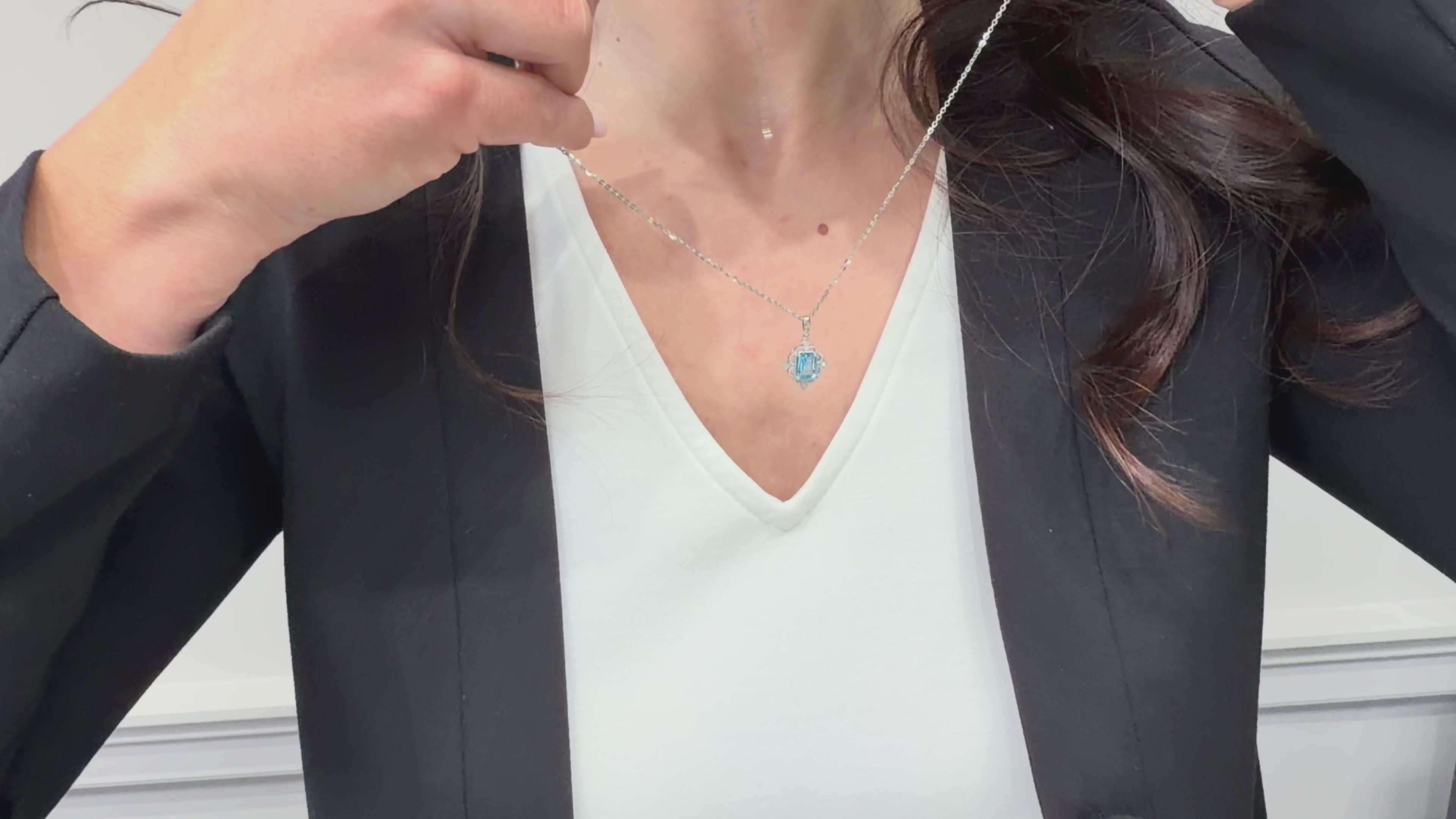 載入影片： 14K White Gold Vintage Inspired Necklace with Blue Topaz