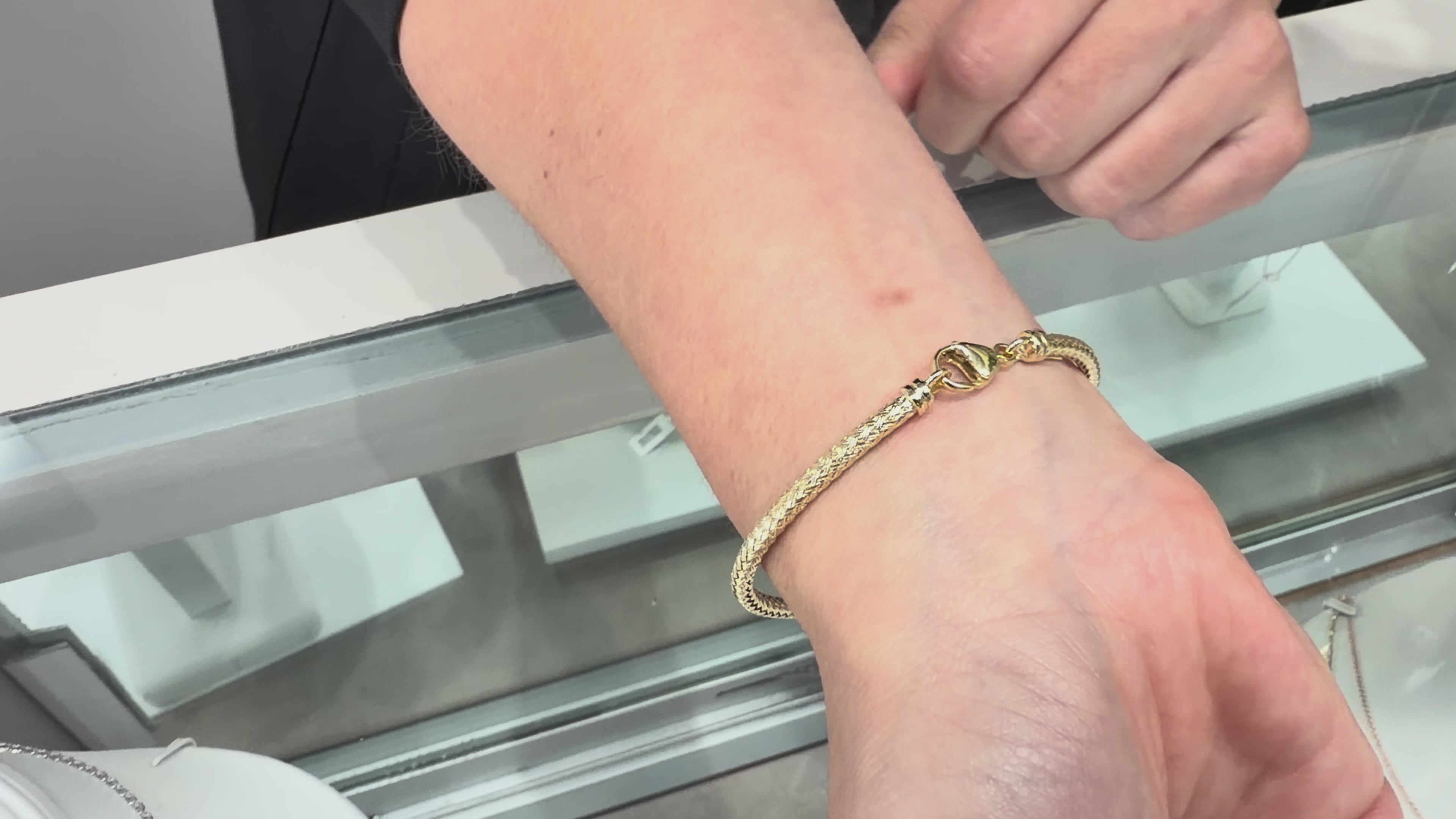 Load video: Marcello Pane BRFO 236G Sterling Silver Interlocking Bangle Bracelet