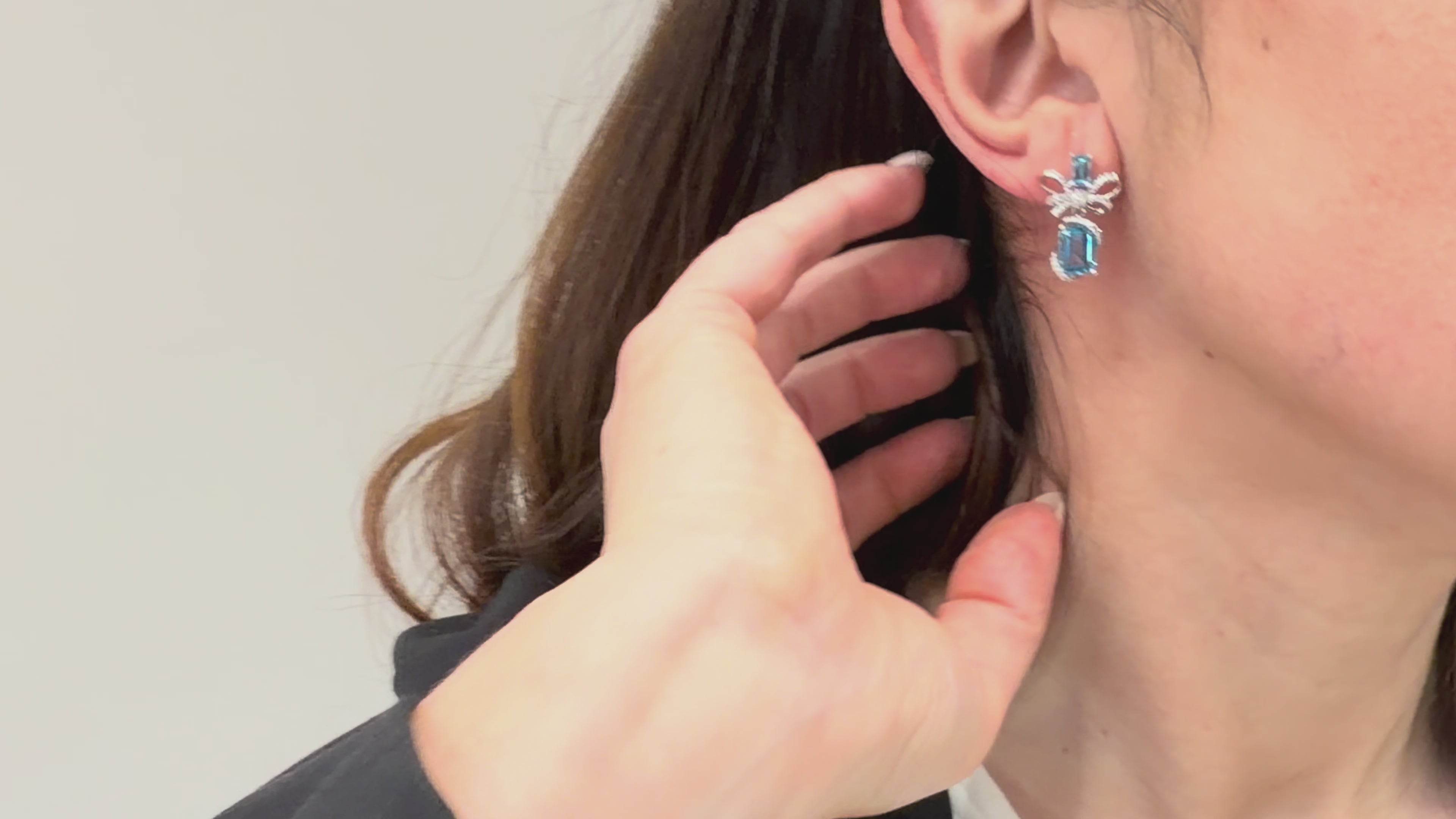 載入影片： 14K White Gold Bow Earrings with Blue Topaz and Diamonds