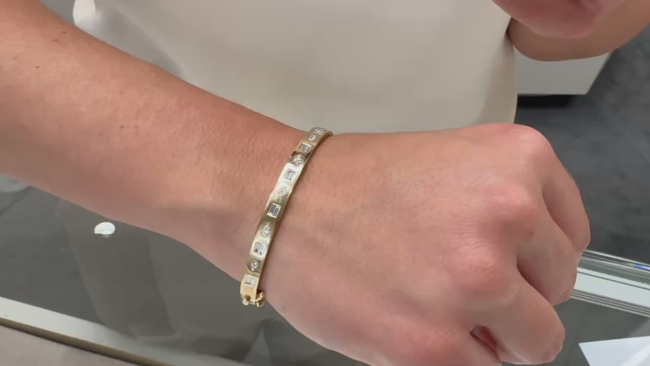 載入影片： Allison Kaufman 14K Yellow Gold Bangle with Diamonds