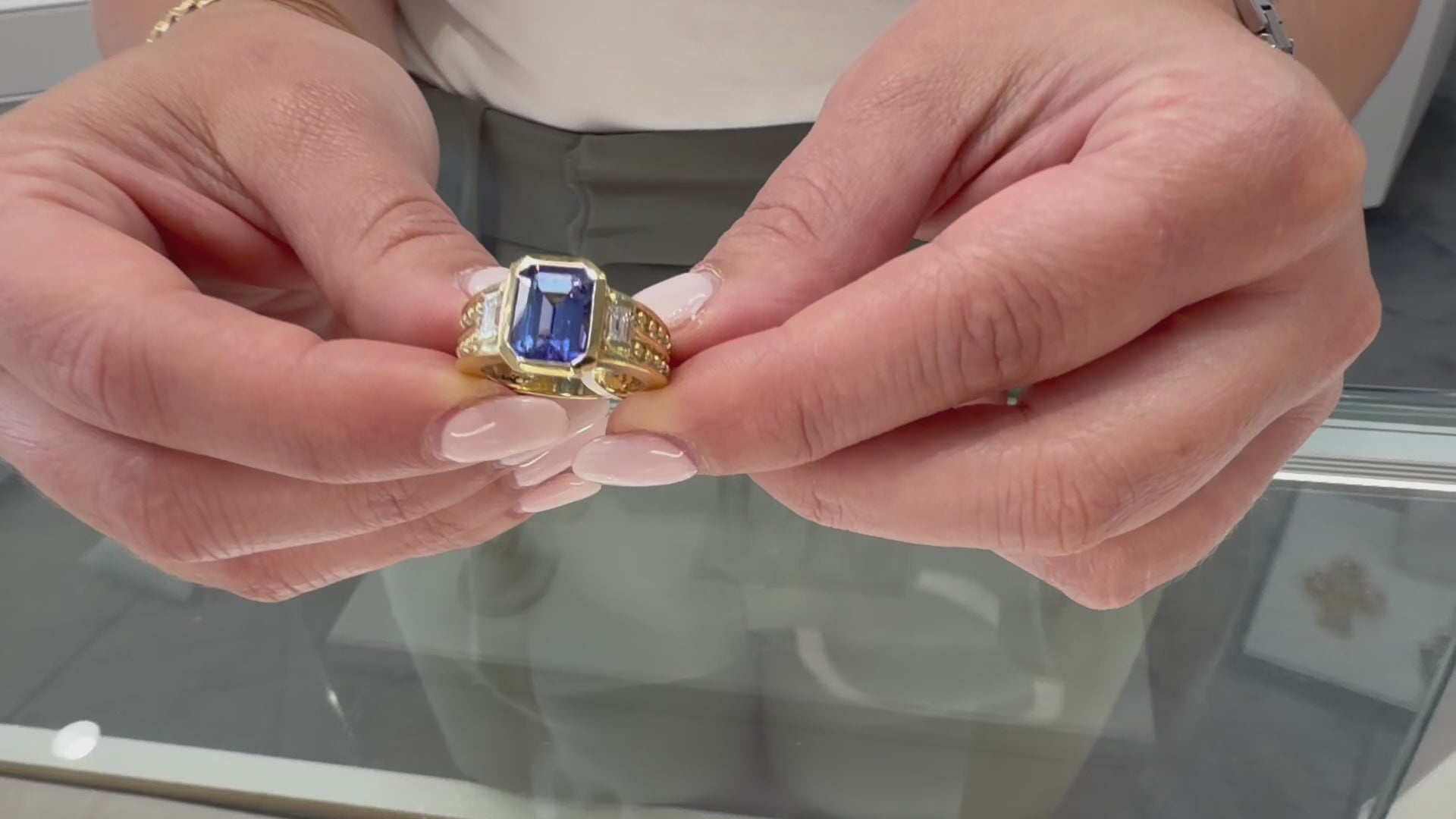 載入影片： 18K Yellow Gold Ring with Approximately 10X8 Millimeter Tanzanite &amp; 0.50 Carat Diamonds