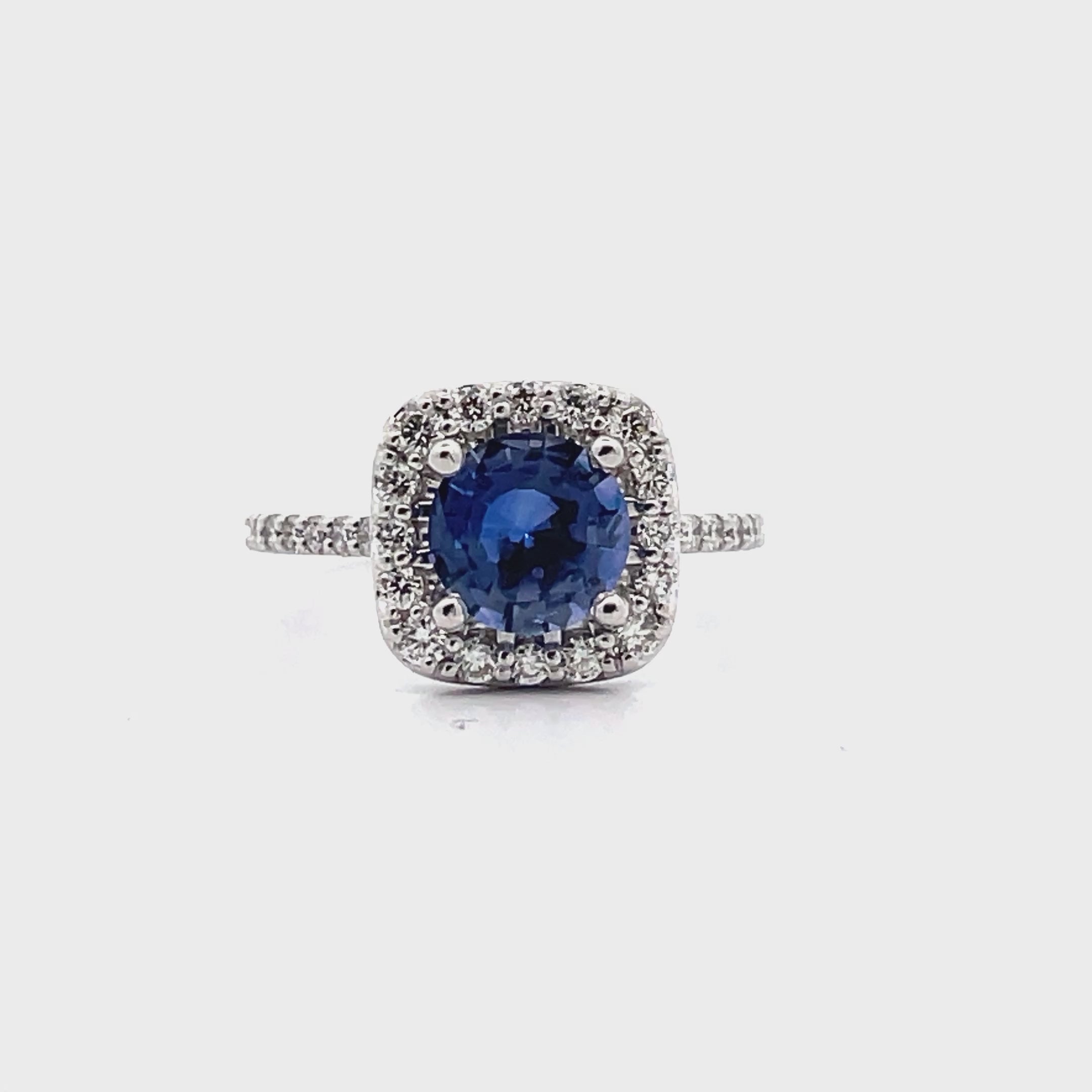 Lataa video: Ritani 1RZ1321 French Set Halo Engagement Ring with Center Blue Sapphire