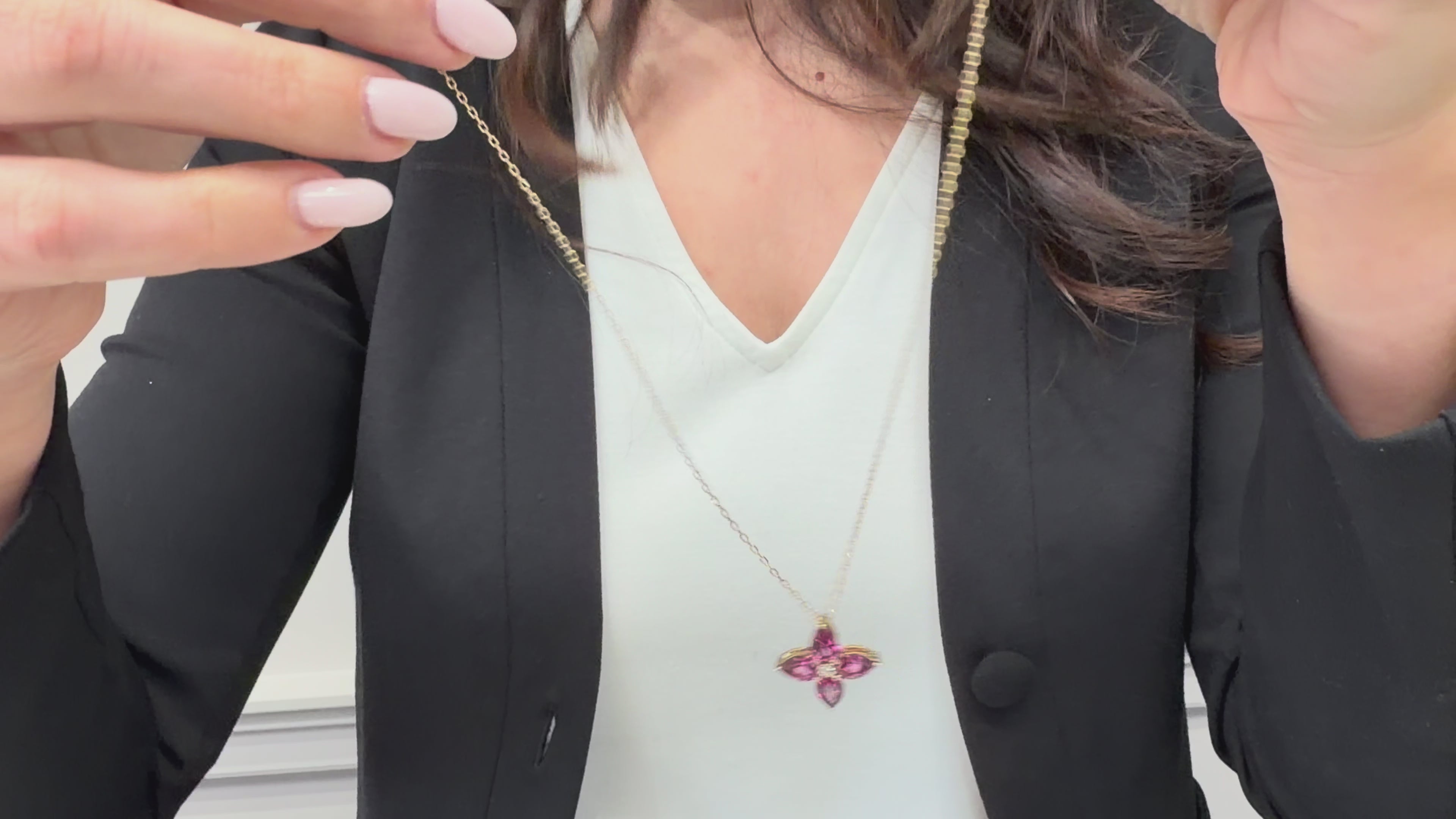 वीडियो लोड करें: 14K Yellow Gold Pink Tourmaline Flower Pinwheel Necklace