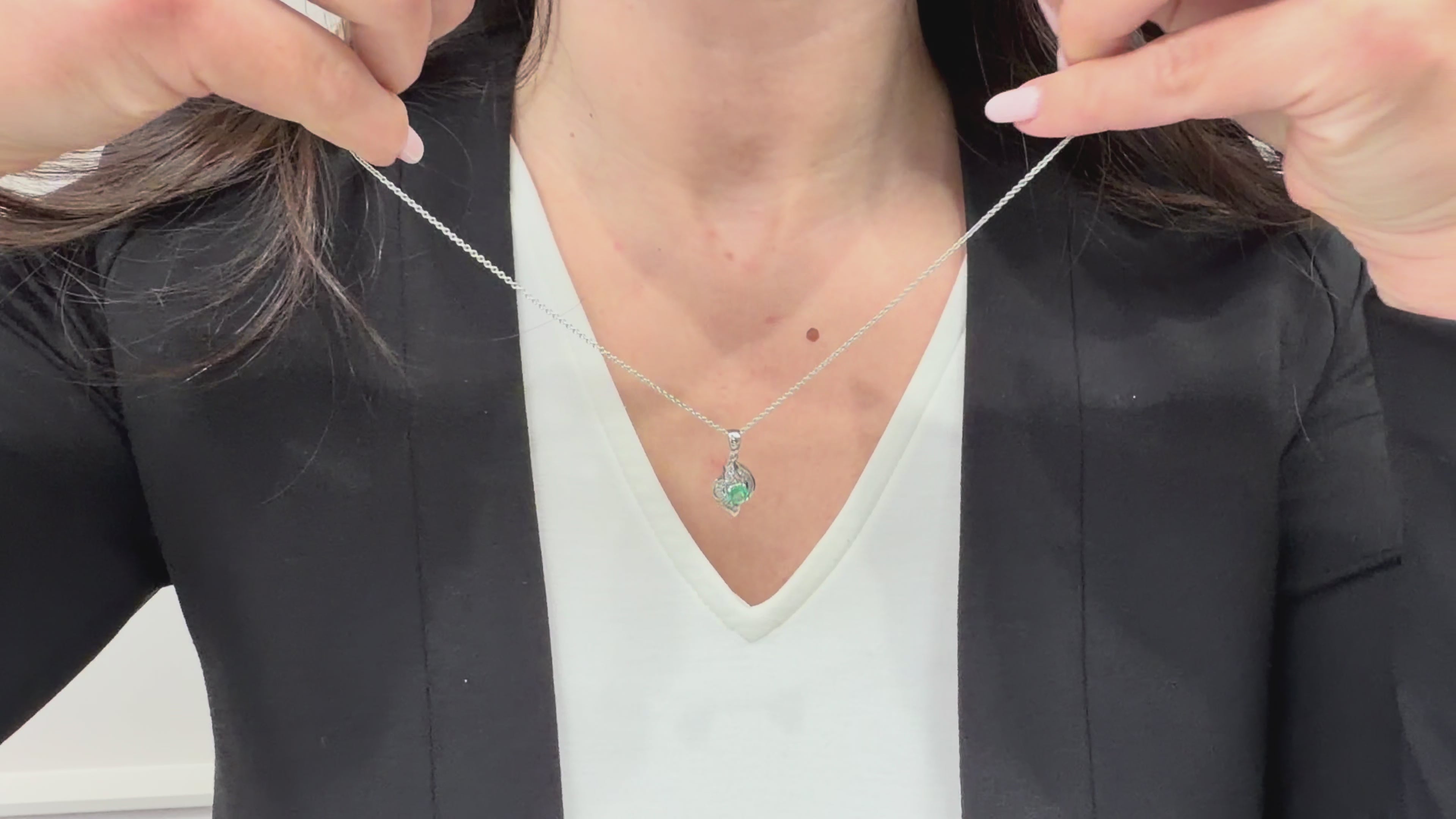 वीडियो लोड करें: 18K White Gold Pendant Necklace With Diamonds &amp; Emerald Center