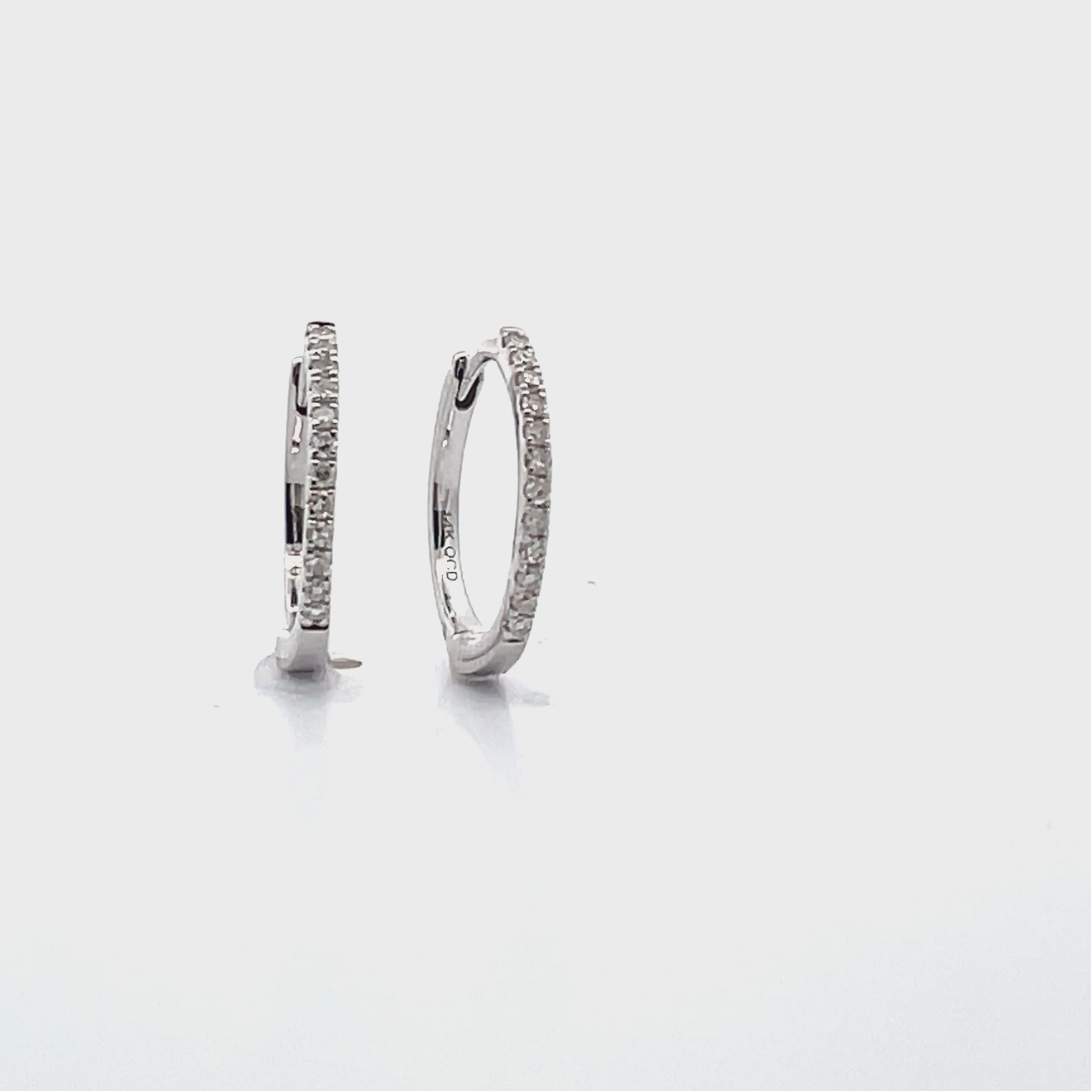 Ladda video: 14K White Gold Huggie Hoop Diamond Earrings - 14mm