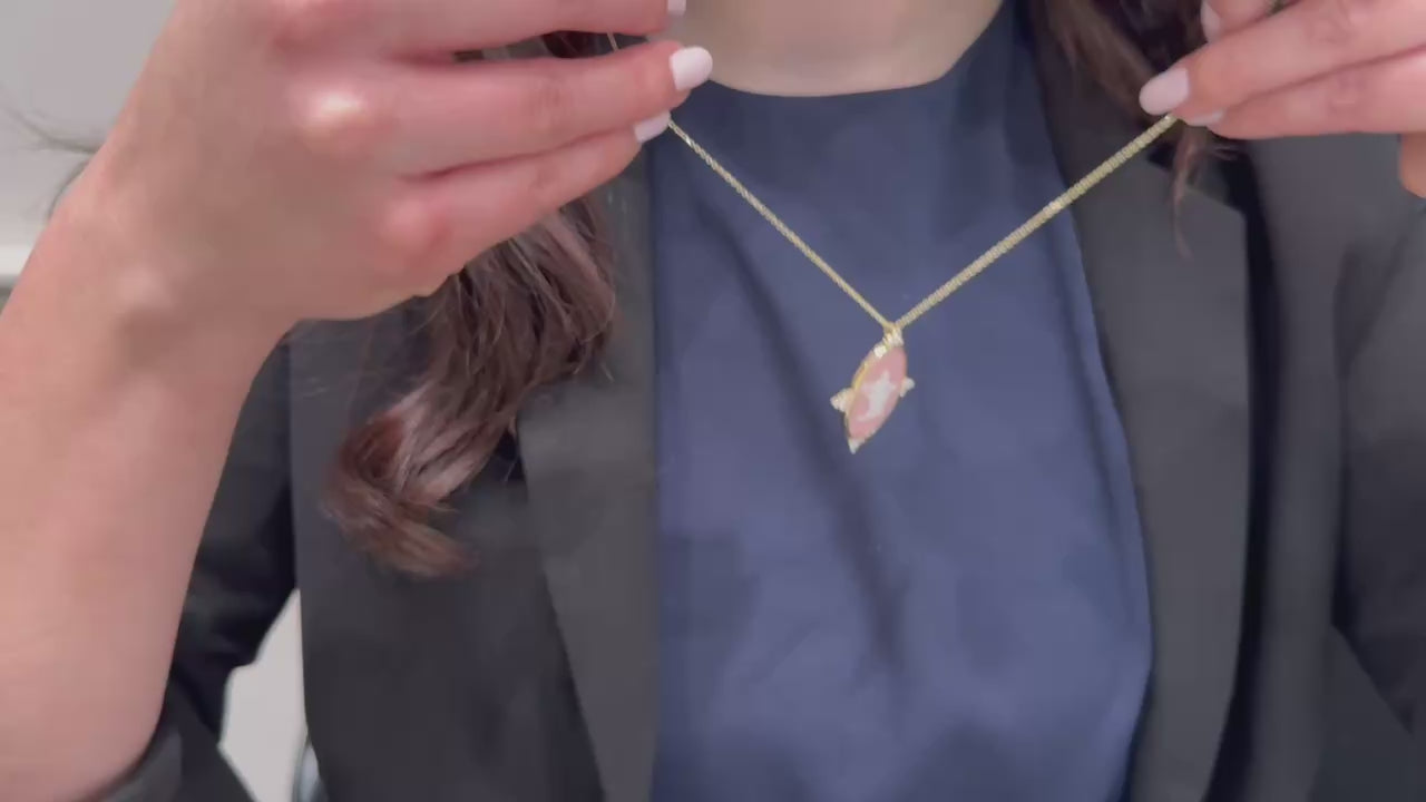 Załaduj wideo: Hour of Joy 14K Yellow Gold Pendant Necklace with Custom Bezel Set Oval Rosé Pink Wedgwood Jasperware and Diamonds