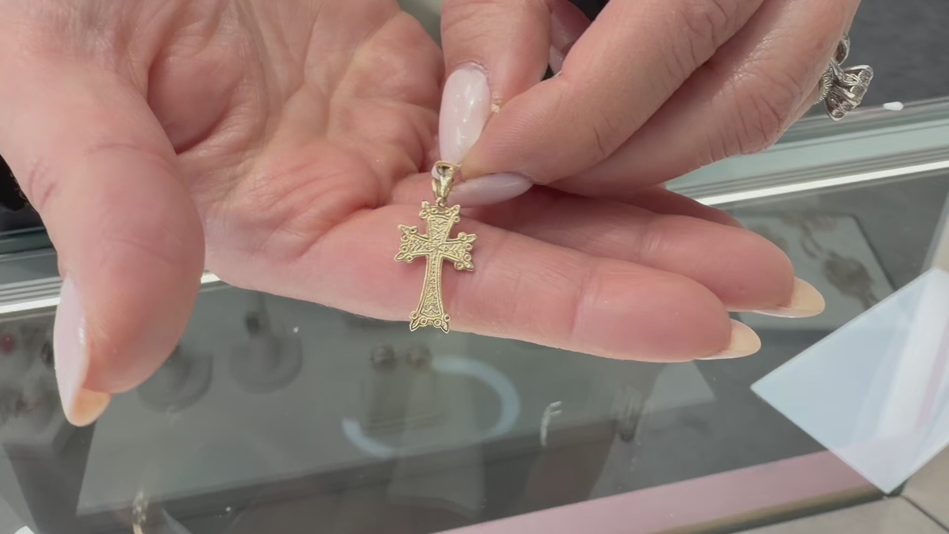 載入影片： Armenian Cross in 14K Yellow Gold