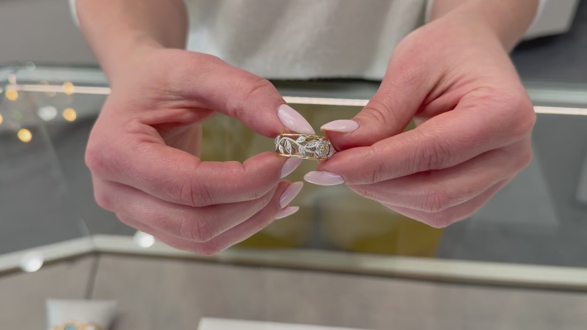 載入影片： Simon G. MR1000 18K Two Tone Gold White &amp; Yellow Diamond Floral Ring