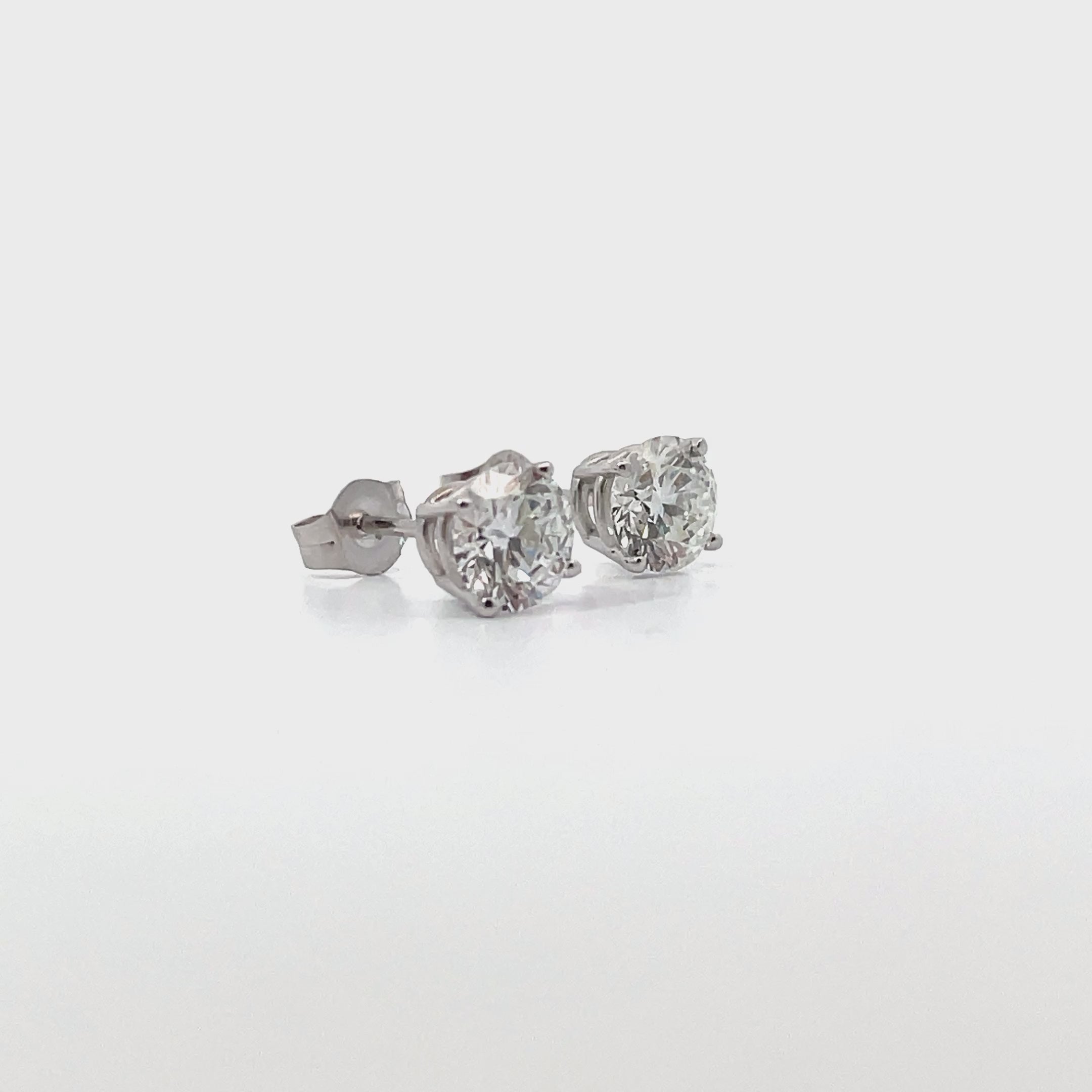 Załaduj wideo: 14K White Gold Lab Grown Diamond Stud Earrings