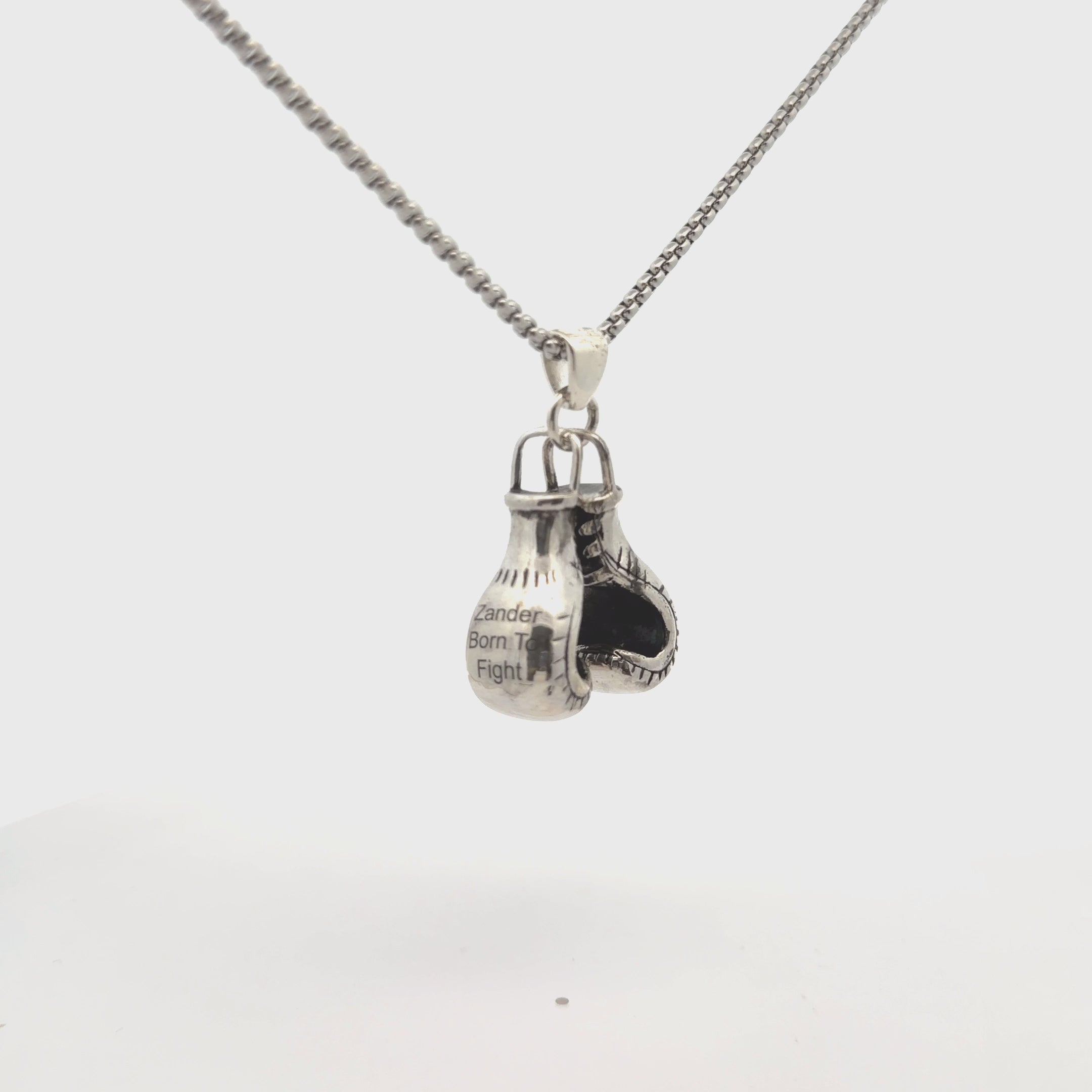 動画を読み込むCustom Sterling Silver Boxing Gloves Necklace