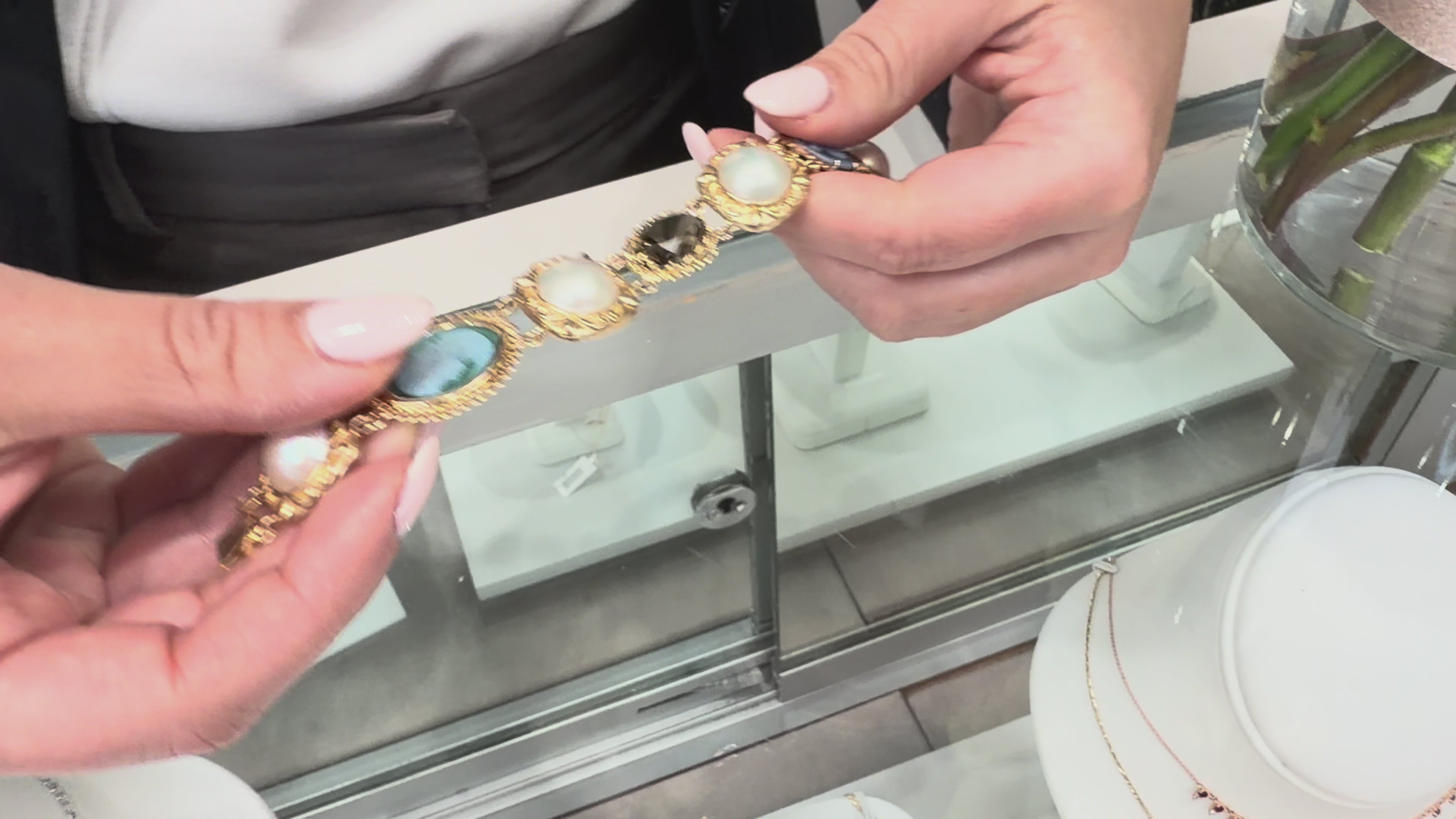 वीडियो लोड करें: Heirloom Bracelet 14K Yellow Gold, Mobe Pearl, Cameo and Smokey Topaz