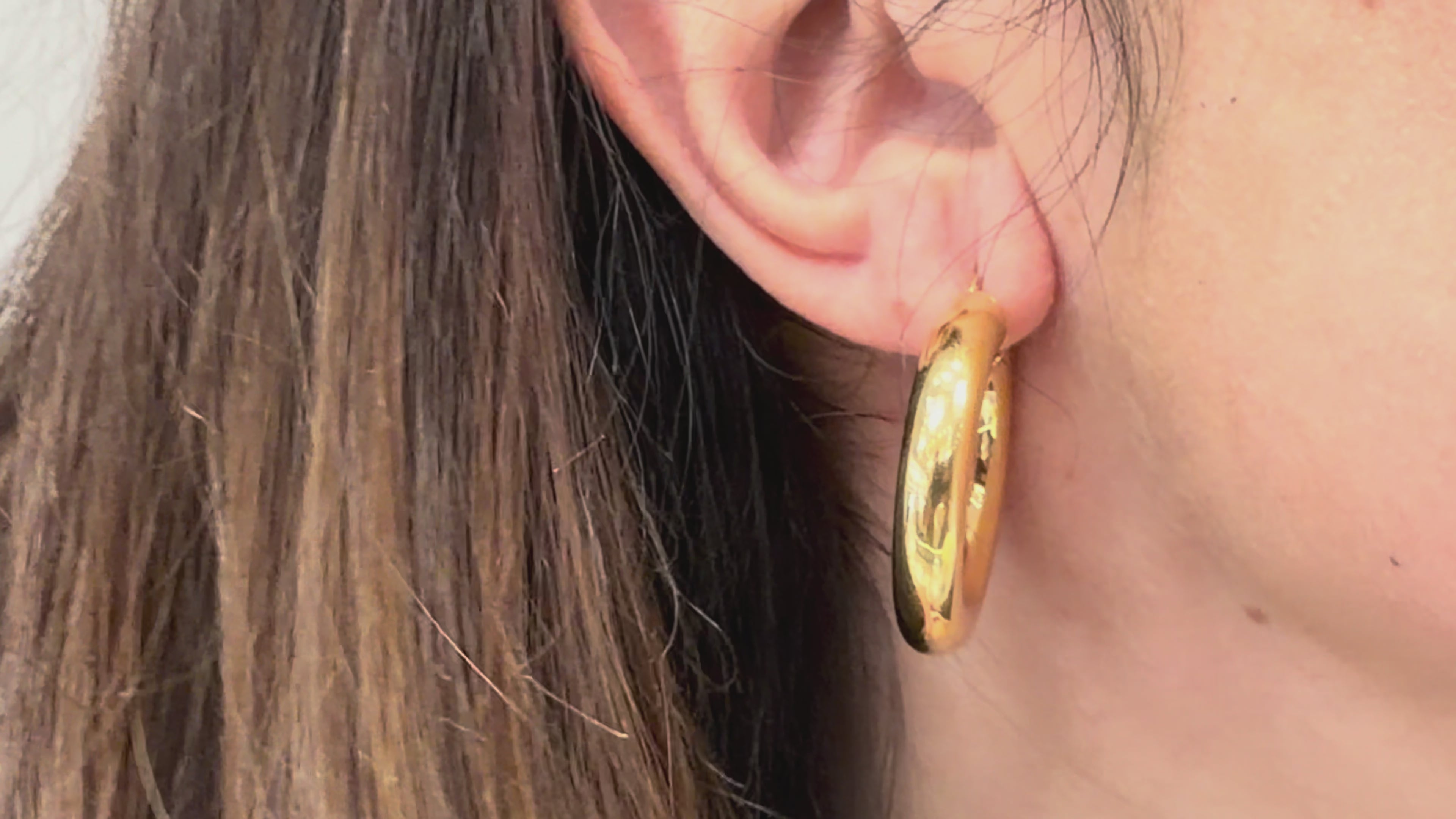 載入影片： Marcello Pane ORSA 003AGGI 3 Centimeter Diameter Creole Earrings with Gold Overlay