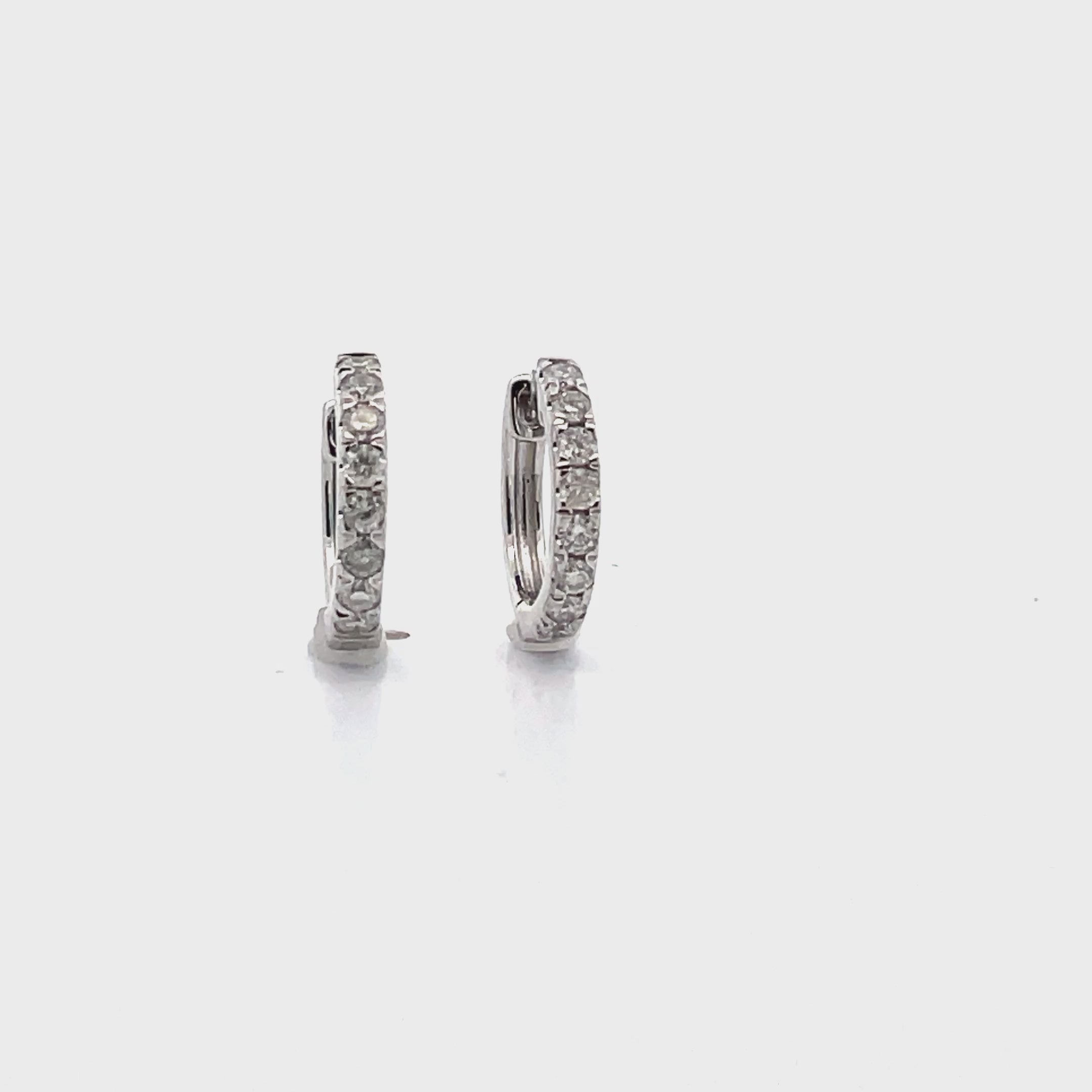 Ladda video: 14K White Gold Huggie Hoop Diamond Earrings