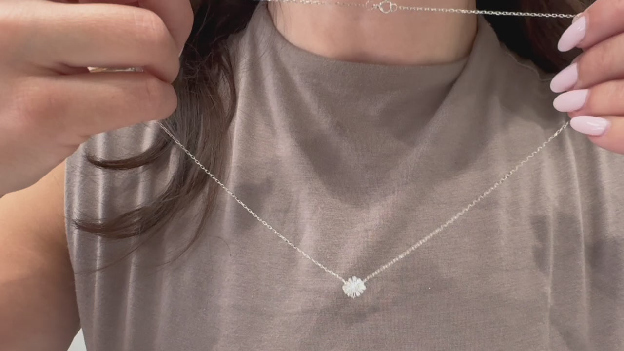 Video laden: Zeghani ZP1202 14K White Gold Flower Diamond Pendant Necklace