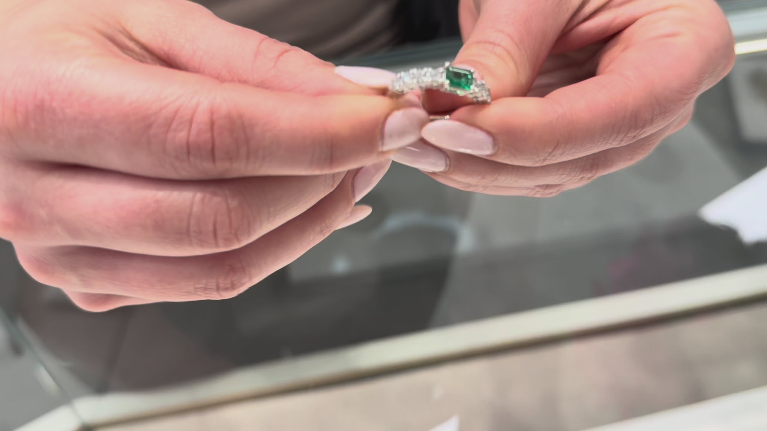 Ladda video: 18K White Gold Single Row Diamond Ring with One Center Emerald 0.71 Carat East West