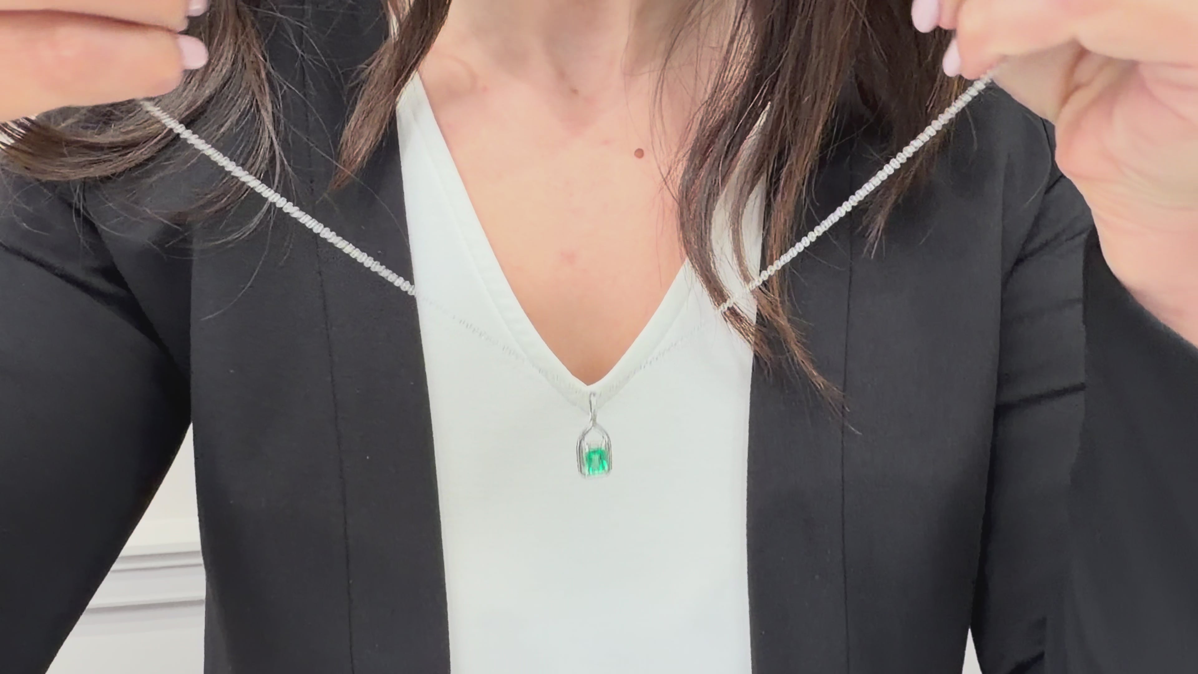 वीडियो लोड करें: Recarlo 18K White Gold Necklace with Center Emerald &amp; Diamonds