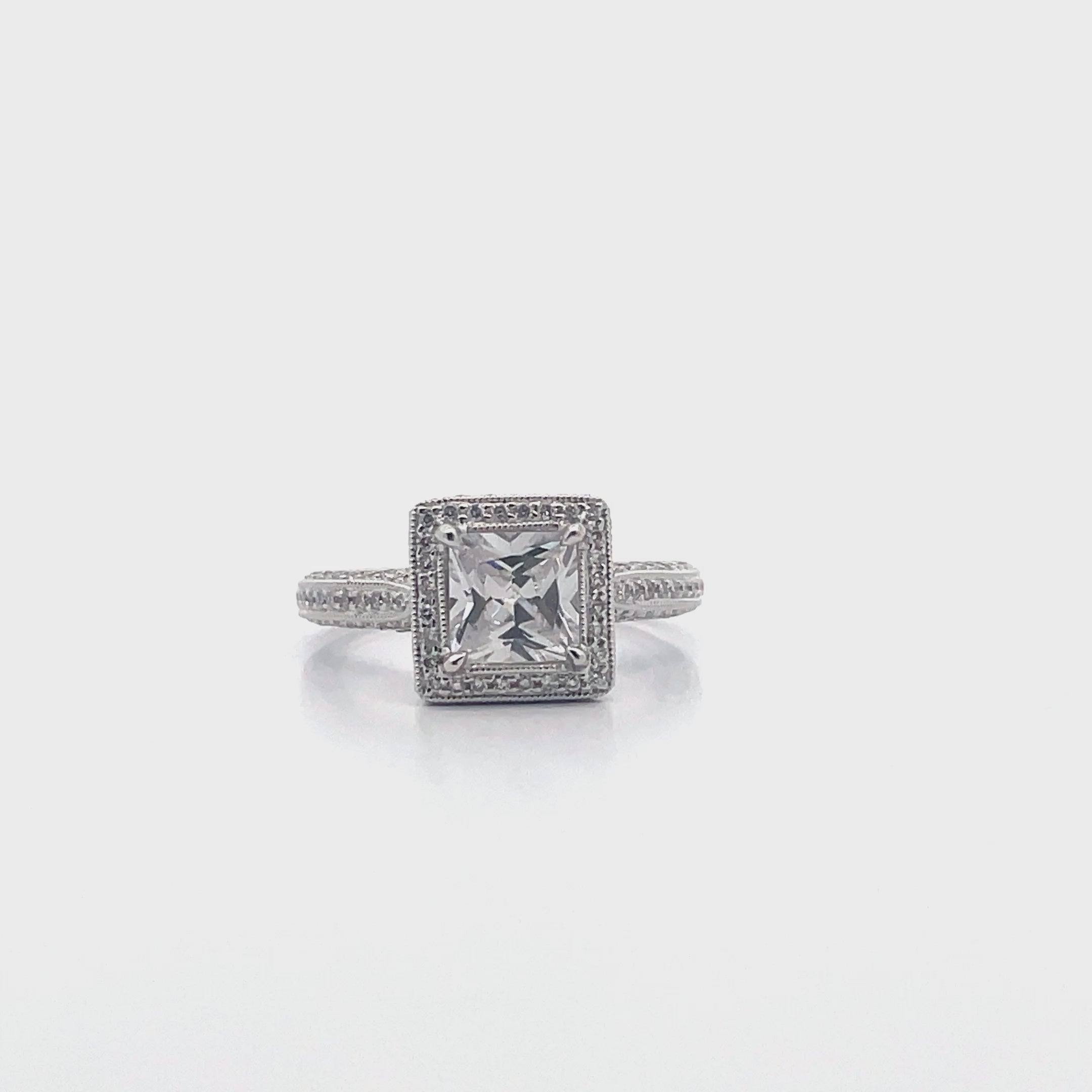 Lataa video: Kirk Kara SS6862-R Carmella 18K White Gold Engagement Ring