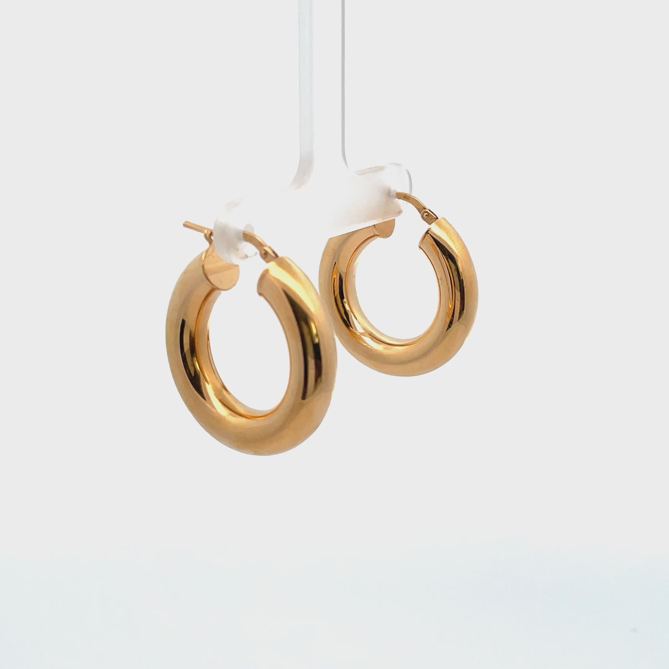 Lataa video: Marcello Pane ORSA 002 2.5 Centimeter Diameter Creole Earrings With Gold Overlay