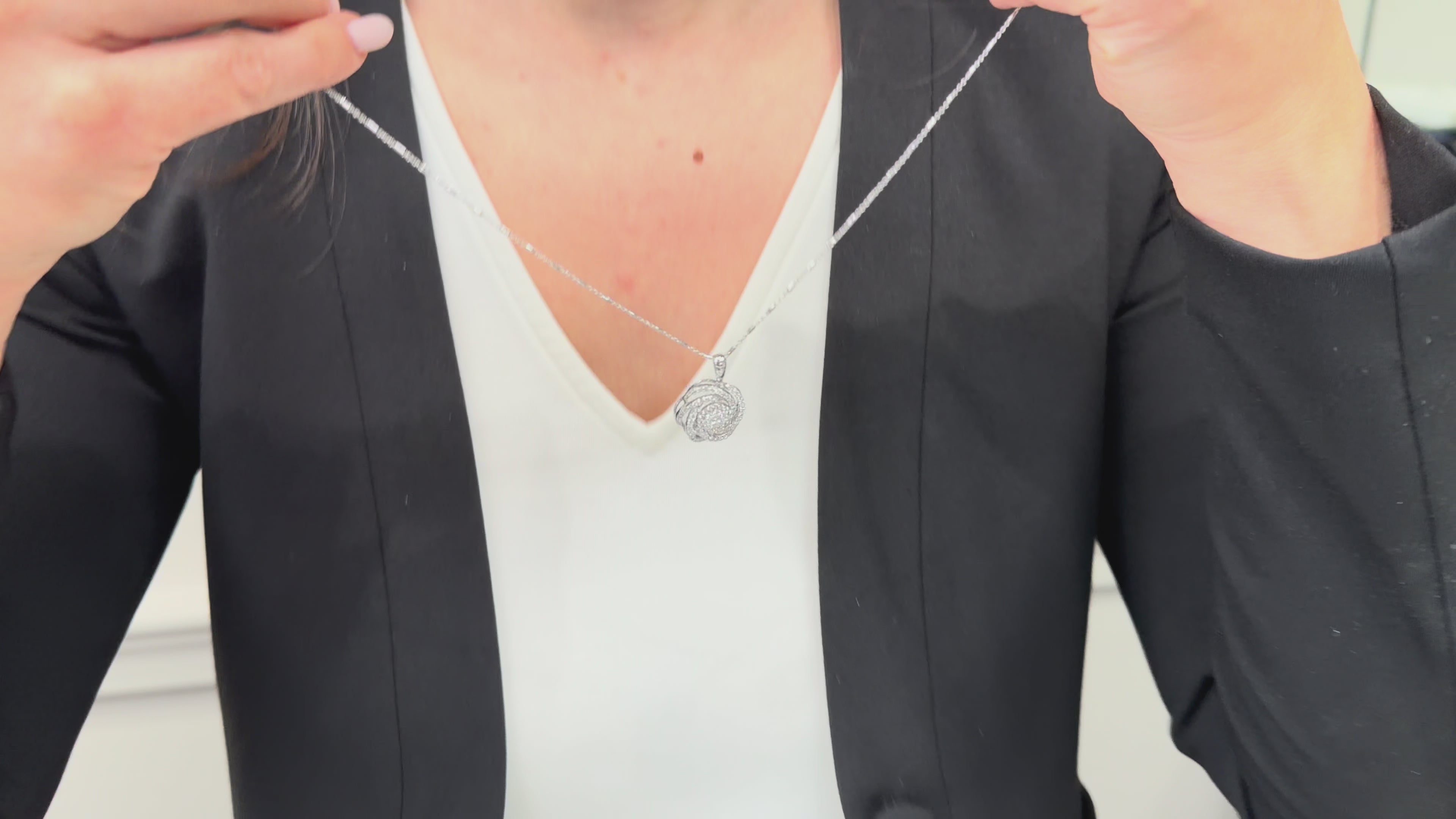 वीडियो लोड करें: 14K White Gold Swirl Pendant Necklace with Diamonds