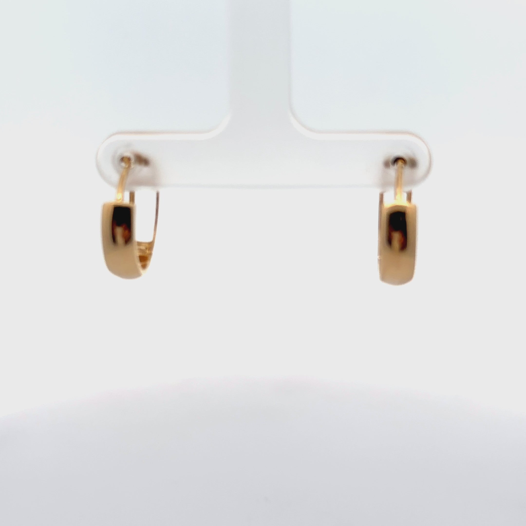 Załaduj wideo: 14K Yellow Gold Hoop Earrings with Click Back Closures