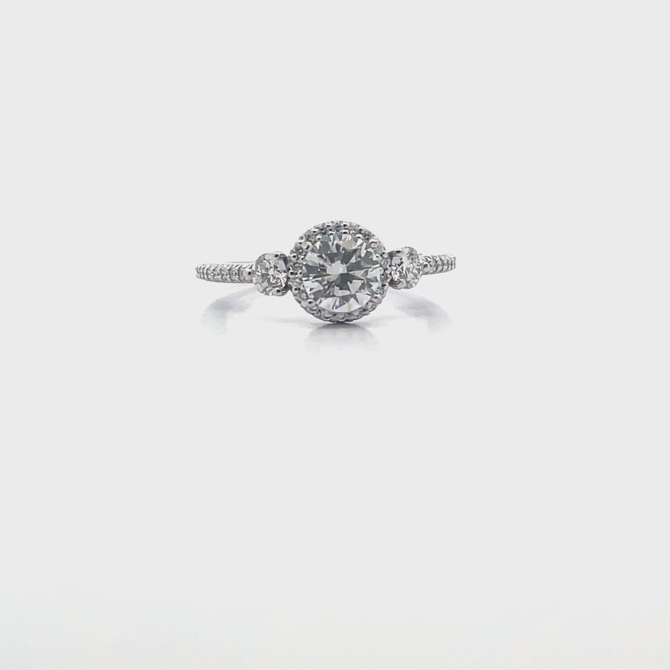 Lataa video: Ritani 1RZ3701BRWG Bella Vita Three Stone Halo Engagement Ring Setting for 6 Millimeter Round Stone